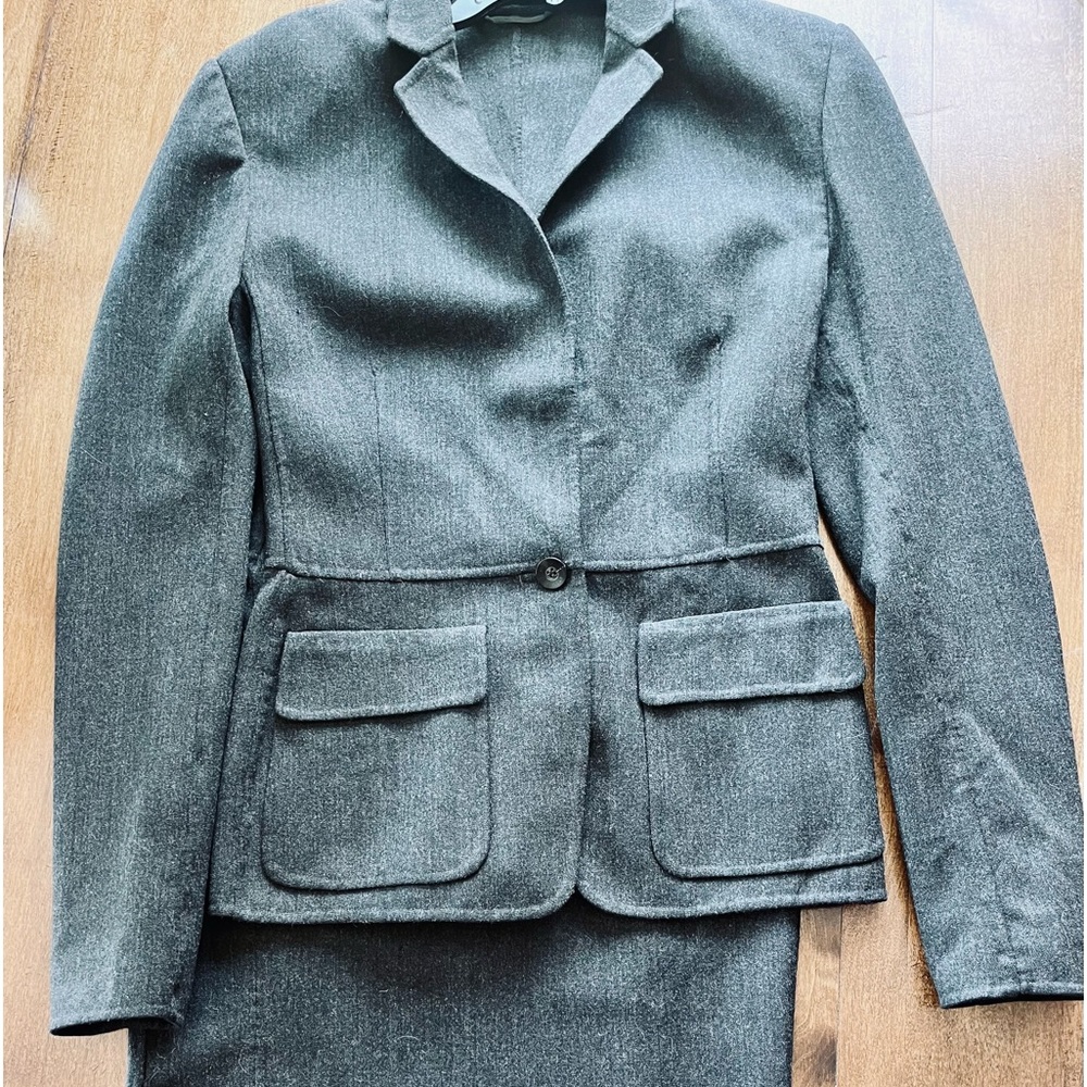 Women’s suit,comfortable but also elegant, is pin skirt,material stretch.